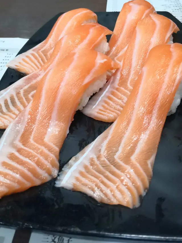 三文魚好似一條人魚尾巴咁長,外觀好靚之餘,仲好好味,抵食之選!