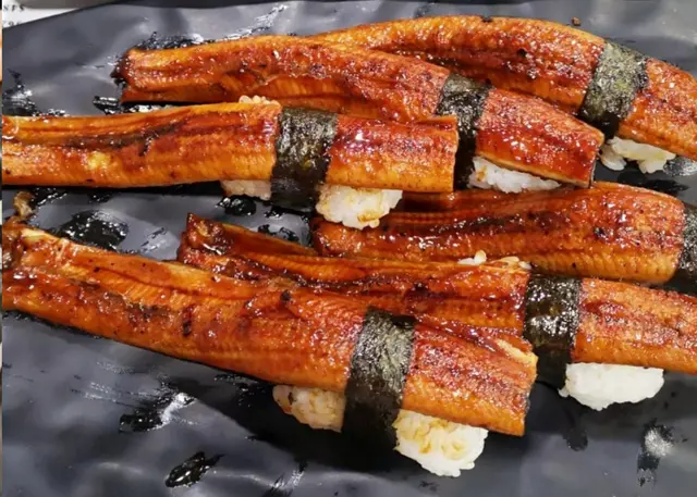 鰻魚有我一只手掌咁長,冇腥味,軟綿綿之餘,仲滲透住炭燒香氣,值得一試!
