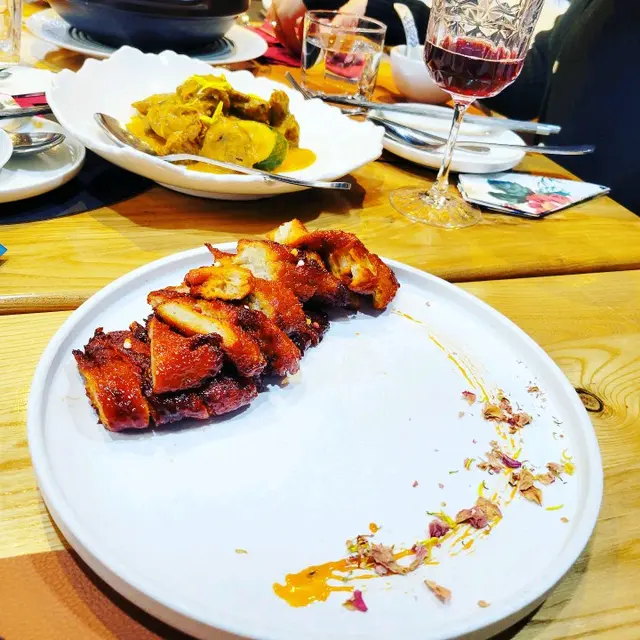 - 玫瑰叉燒 
素叉燒嚟講比起齋舖食嗰種，佢相對冇咁硬實，味道正常。