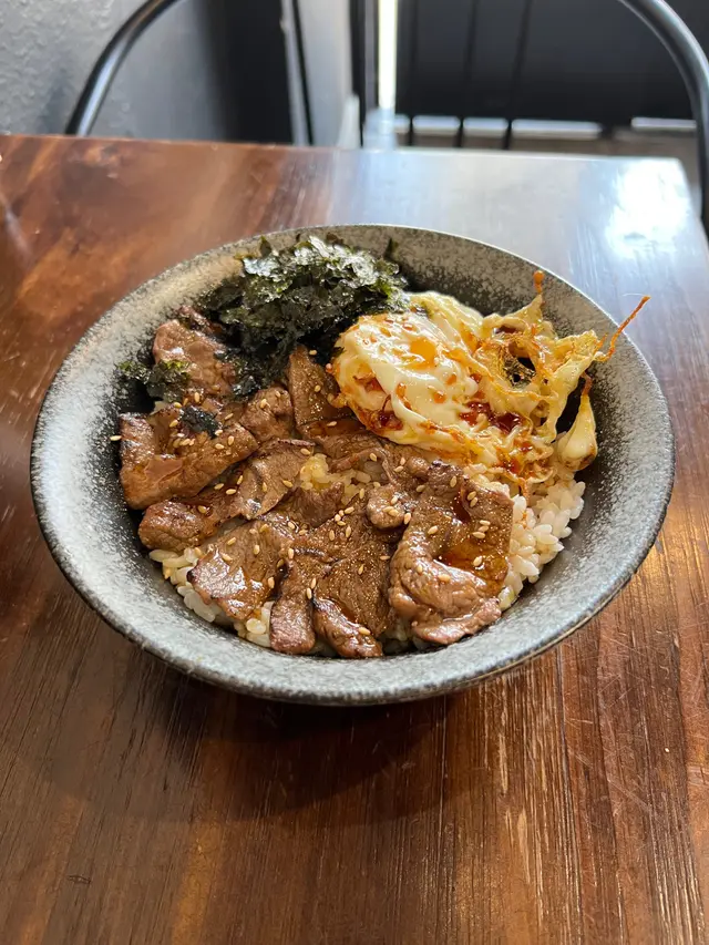炙燒牛板腱丼飯