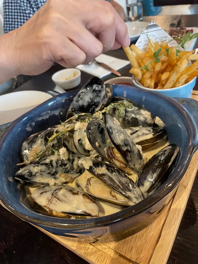 澳洲藍青口配藍芝士忌廉汁．薯條