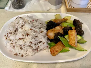 云耳翠肉瓜素虾饼饭