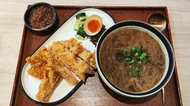 鹽酥雞扒配米粉