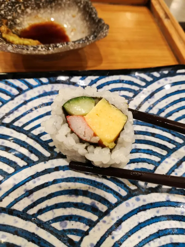 三文魚反卷有蛋、青瓜、蟹柳，飯量適中