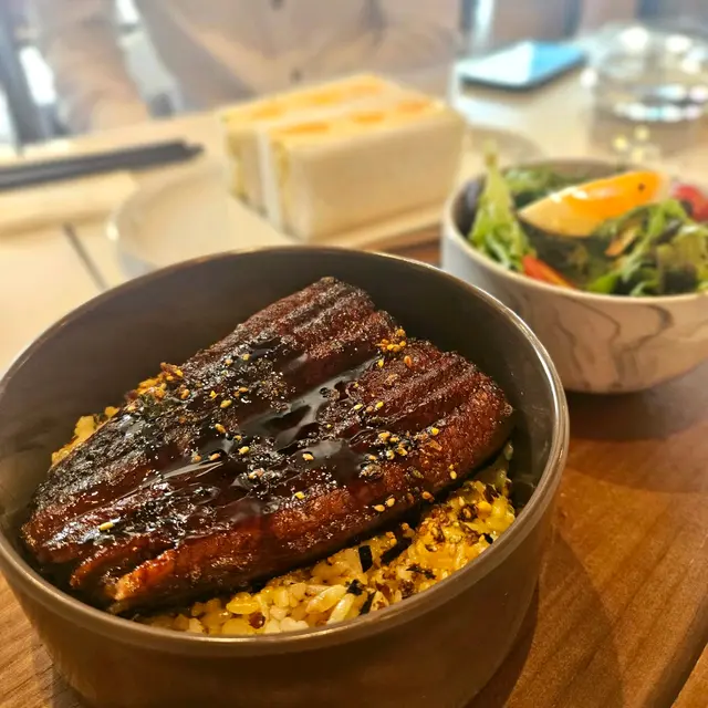 鰻魚飯配日本飯素生蛋拌飯