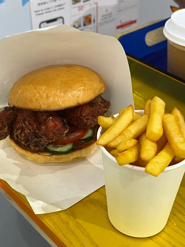Buffalo Chicken Burger 兩塊炸雞🍗夾在漢堡中間 炸雞🍗微辣微辣 辣感就像在舌頭👅跳動
雞炸得焦焦的 整塊都脆得不得 𥚃面軟軟的 雞塊的大小 也大到麵包🥯也蓋不住
小吃點了蓮藕片 真的沒有錯 吃到這樣健康的脆脆感 開心😚~~~