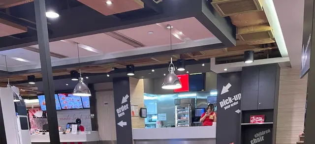 店員一直在玩手機。。。