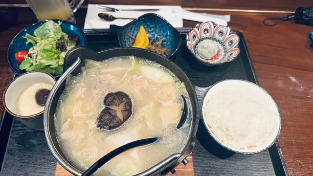 呢款真心推介，第一次食水炊鍋，見到既時候，以為好淡，但飲第一啖湯既時候，好好味。雞湯好濃，雞肉好嫩，雞肉丸都好彈，菜都好多。多到都食唔哂。整體一個字，正！