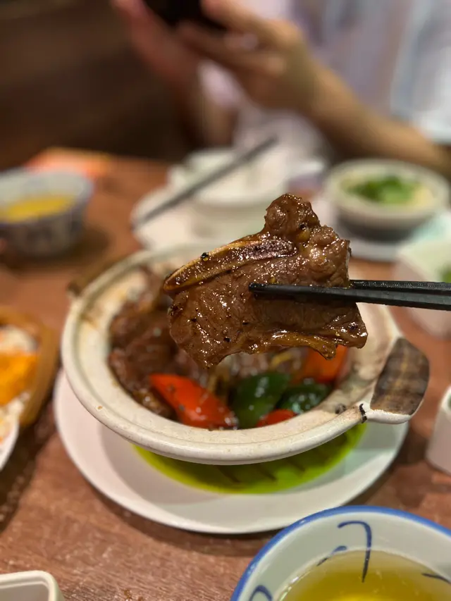  香爆黑椒牛仔骨煲