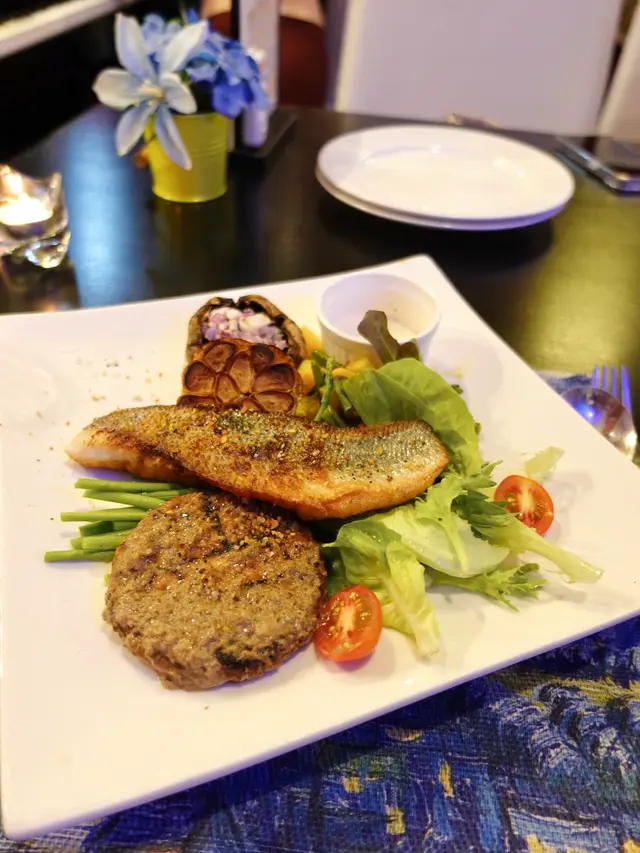 炭燒素漢堡扒配香煎鱸魚 伴炭燒洋蔥焗大啡菇