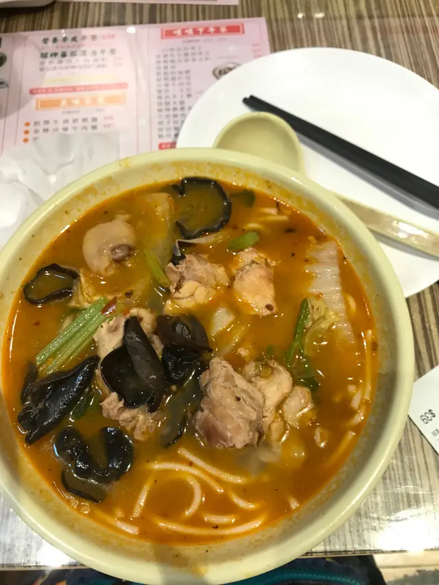 麻辣嫩雞米線
