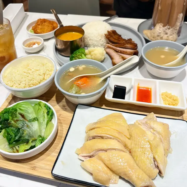 呢度嘅海南雞同油飯味道比出面嘅更加香濃,基本上唔需要調味料就已經非常出色,我地加左$8轉雞髀🍗識食一定係食雞髀啦🤤🤤滑捋捋🤩🤩跟餐已經有埋油菜同埋餐湯,非常豐富㗎🥰🥰