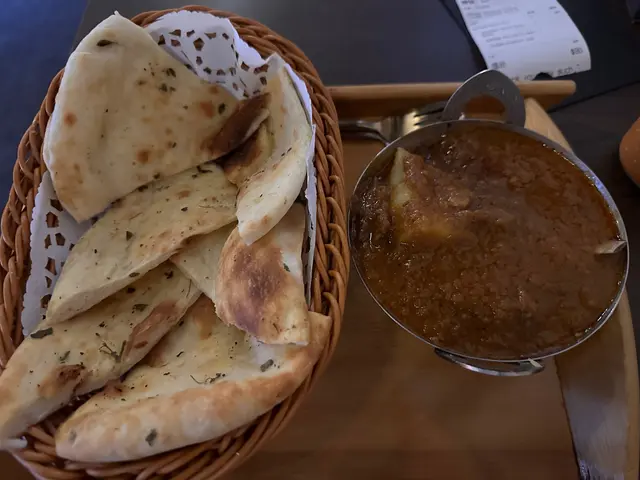 香料咖喱羊，蒜蓉烤餅