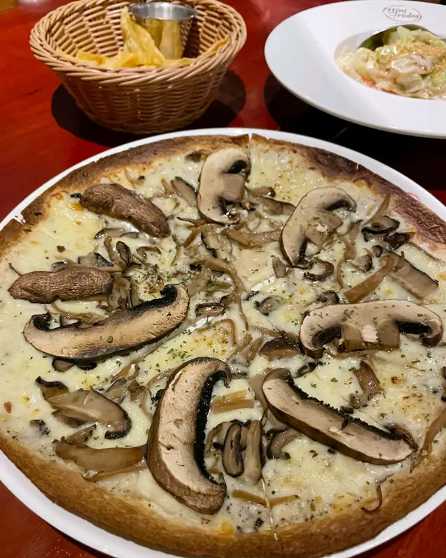  黑松露啡茹什菌薄餅