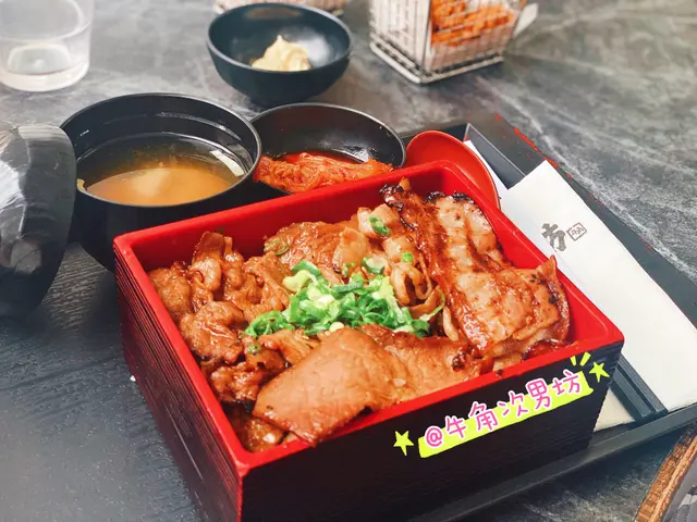 我揀這個…本來有四款(牛腹腩、豚梅肉、豚腩肉、牛舌),見到寫自選3款，我就選牛腹腩、豚梅肉、豚腩肉，它來了，有三款不同的肉，我先吃牛腹腩…牛肉好吃，有燒肉汁，同他差不多…烤得少少焦剛剛好..另外豚梅肉，試試吃..咬口厚度少少..味道都ok..再另外豚腩肉..切得好薄…肉質有彈性，肉味更出，是脂肪既香味！