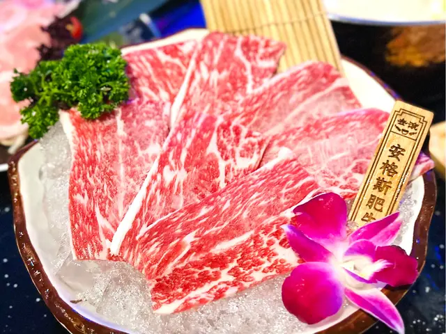 當然打邊爐，絕對唔會少得肥牛，呢一款安格斯肥牛就好似大理石一樣周圍都充滿油脂，形成唔同嘅花紋