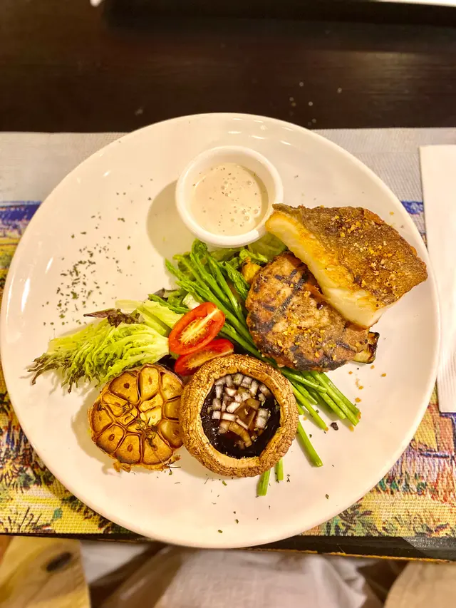 炭燒素漢堡扒慢煮格寧蘭比目魚柳伴炭燒洋葱焗大啡菇