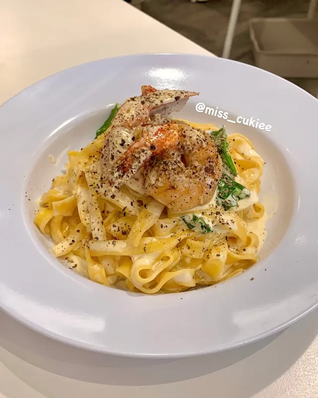 忌廉汁鳳尾虎蝦、菠菜葉配手作闊麵