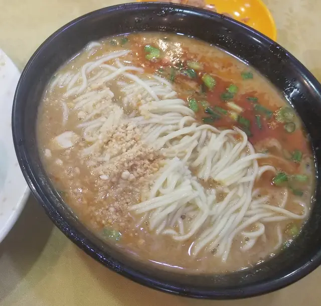 招牌擔擔麵