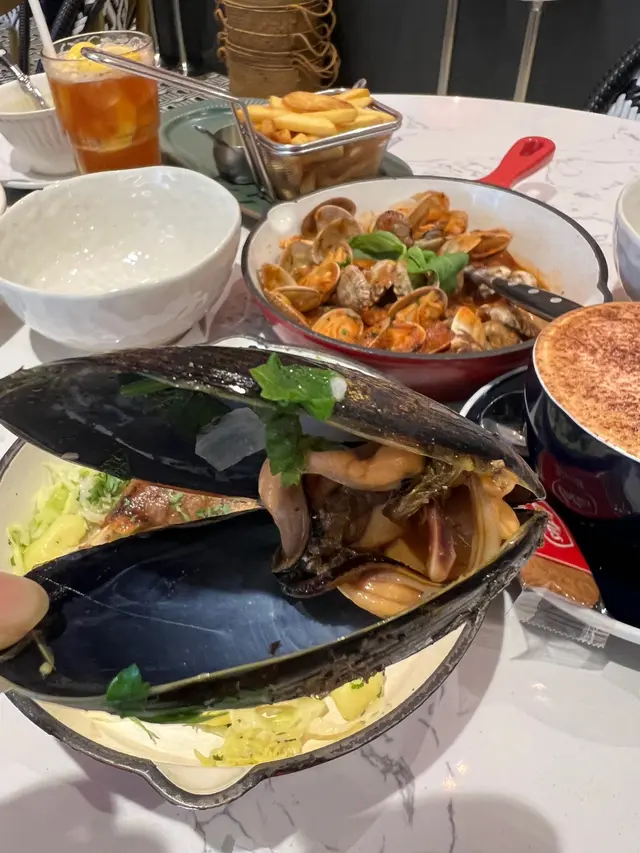 空運黑青口— 香蒜蕃茜白酒汁,薯條配蒜香沙律醬