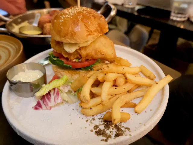 牛油果TATA脆魚漢堡