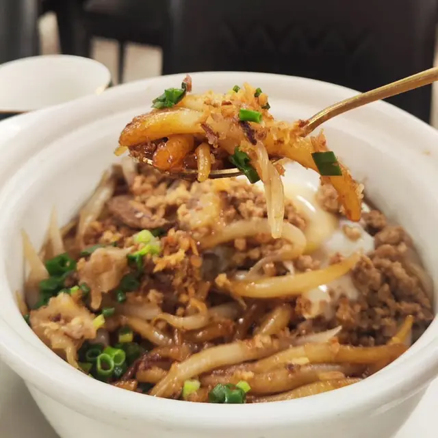 見呢個老鼠粉個名咁得意，就決定叫黎試吓，其實老鼠粉就即係銀針粉～😆😆😆砂煲可以好好咁保存溫度，成餐飯食到最尾一條都仲係覺得熱辣辣！❤‍🔥❤‍🔥