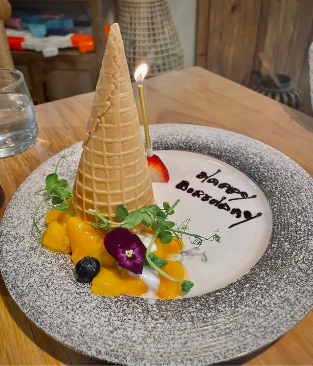 Lunch只係$25!!! 好抵食🫡 依個係我睇食評好想試既 因為雪糕造型好吸引 以為午餐依個價錢冇雪糕 但原來都有 糯米飯口感偏硬個人喜好軟少少🤏 不過椰子雪糕椰漿都配撘得好好🥥