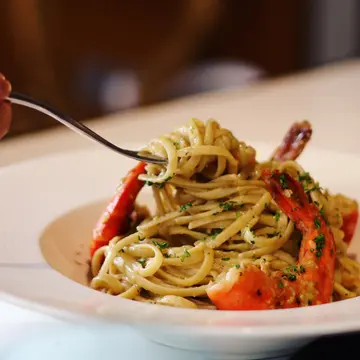 Pan-seared Prawn Linguine w/Avocado Cream Sauce