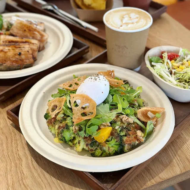 西蘭花芝士煎餅配水波蛋