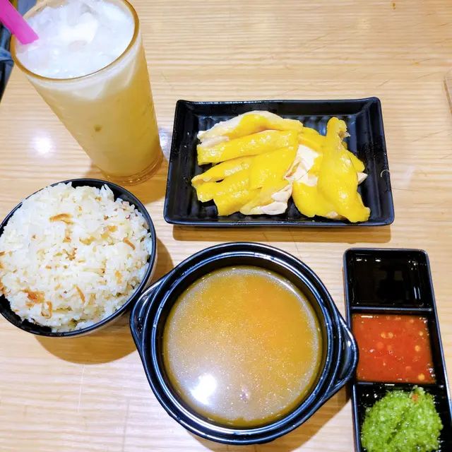 金雞招牌去骨海南雞飯跟椰汁冰