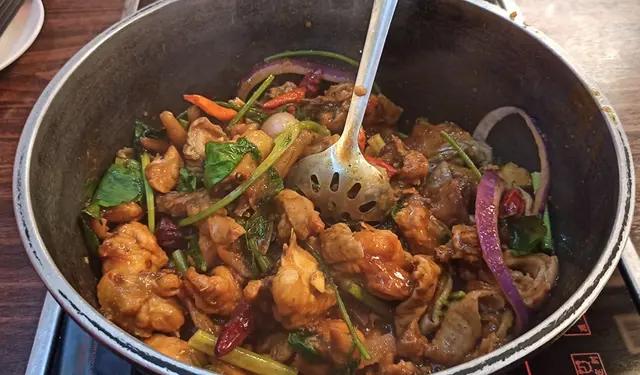 麻辣大腸雞煲