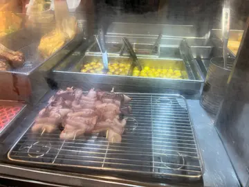 烧鱿鱼；  鱼蛋