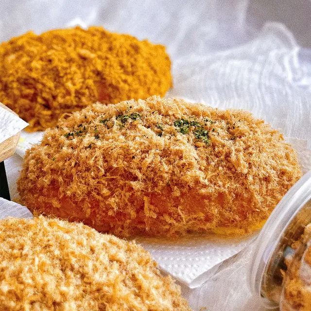 鹹蛋乜乜有誰不愛?鹹蛋經烘焙細磨後,再慢煮數小時成流沙鹹蛋醬🤤流沙嘅感覺再加上肉鬆香,真係令人無法抗拒!