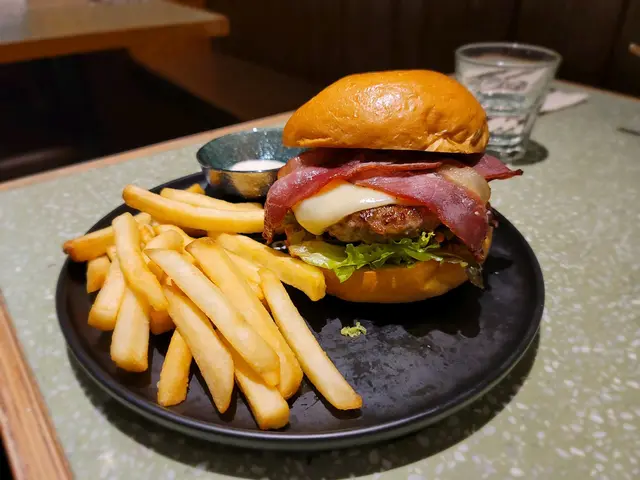 手打安格斯牛肉漢堡配薯條