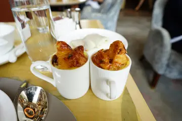 提子乾牛角包布甸