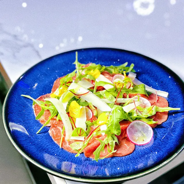 坐低第一啖就係獻俾生牛肉片嘅🤭餐廳選用澳洲牛柳片，肉質鮮嫩 味道濃郁🥩，配上24個月Parmesan cheese，味道更豐富！🧀
