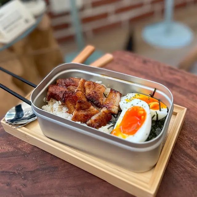 豚肉丼飯配糖心蛋