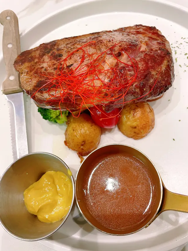 忘記是什麼牛扒🫣但牛味濃，煎得剛好，份量夠，不加汁醬更好味