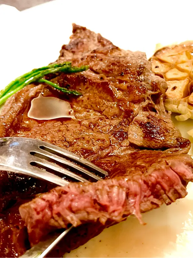 烤澳洲草飼肉眼扒配紅酒汁