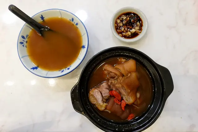 一叫肉骨茶就會比每人一個碗仔,店員會幫我哋倒入肉骨茶,係無限refill。肉骨茶嘅藥材味好重好健康嘅感覺。豬腳彎沾佢啲蒜蓉同黑豉油,加辣椒,好味😋