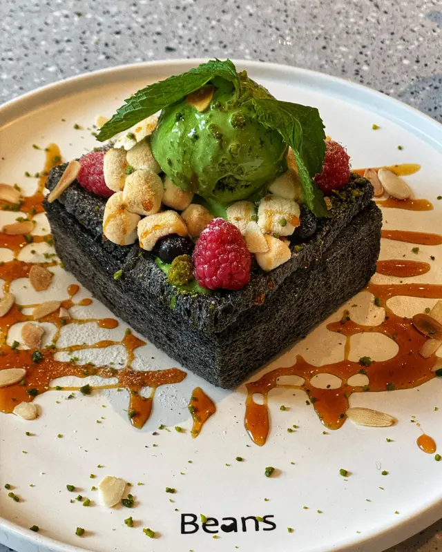 剛剛好的份量，竹炭吐司外脆外軟，伴上冰凍絲滑的抹茶雪糕、雜果及棉花糖，再以黑糖漿輕輕點綴，整體微甜而不膩，散落一旁的杏仁脆片亦令口感大加分。