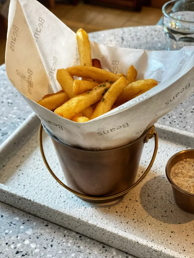 炸得乾身香脆的黑松露薯條率先上台，熱辣辣的粗薯條配上惹味黑松露醬，令人按捺不住一條接一條啪入口。