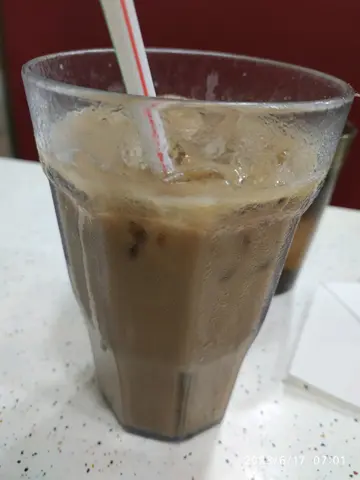 早餐C~沙嗲牛肉公仔麵跟凍鴛鴦