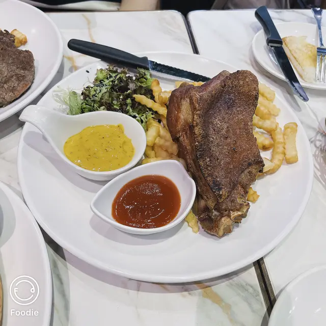 德國鹹豬手配蜜糖芥茉漿