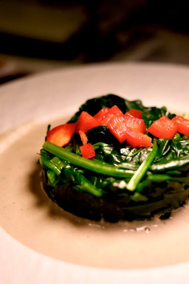 忌廉蘑菇濃湯佐菠菜苗