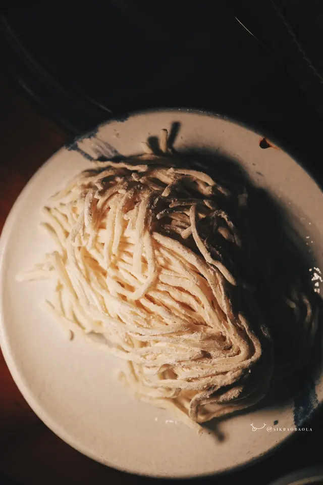 海鮮鍋附送麵條，可以煮成辣海鮮湯麵！