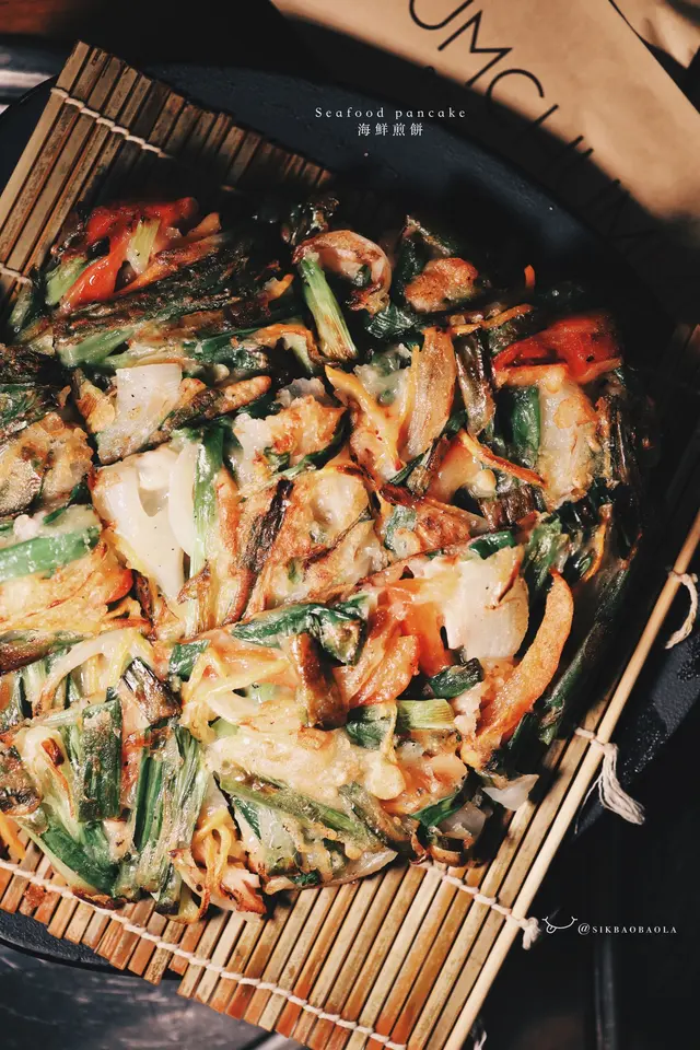 煎餅包滿蔥末，但海鮮感不重