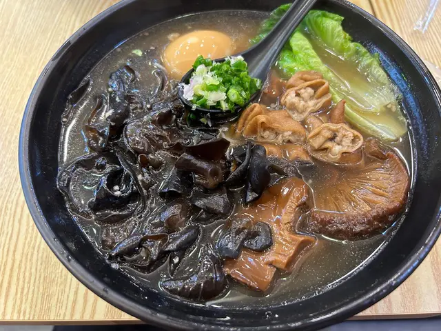 黑木耳、溏心蛋、豬大腸、香菇米粉