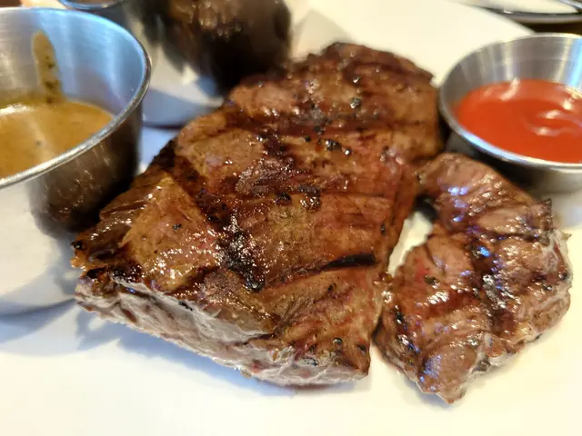 封門柳 牛肉味濃，肉質較腍，無腌味重嘅感覺。揀咗五成熟，平時食開七成嘅我都唔會覺得太生，反而感覺好味道。偷偷食咗兩舊添：P 
套餐配有新鮮炸起嘅薯條，雖然薯條賣相並不出衆，但係食落會停唔到口，加上呢度可以喺用餐時間90分鐘内無限添加薯條。不過因爲即刻炸嘅關係，所以你嗌完之後係需要等大概5-10分鐘先會食得到。