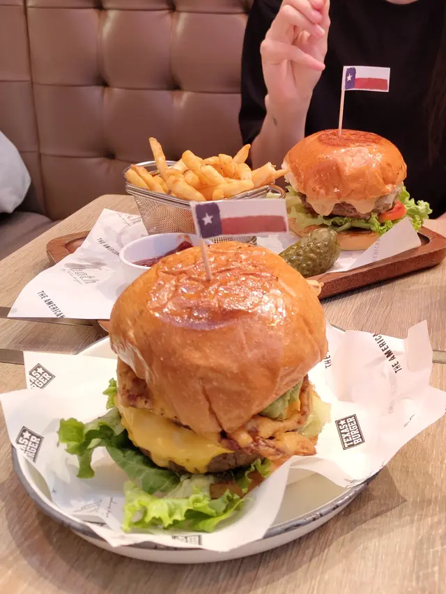 軟殼蟹牛油果牛肉漢堡, 英國香濃車打芝士牛肉漢堡